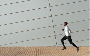 Avantages et risques associ&eacute;s &agrave; la course avec des poids