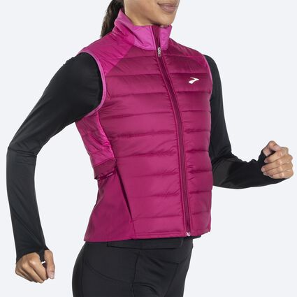 Brooks Shield Hybrid Vest 2.0 für Damen – Ansicht aus einem Winkel bei Bewegung (Laufband)