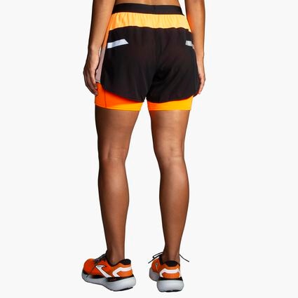 Vue (arrière) du modèle de Brooks Run Visible 4" 2in1 Short 2.0 pour femmes