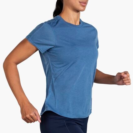 Brooks Distance Short Sleeve für Damen – Ansicht aus einem Winkel bei Bewegung (Laufband)