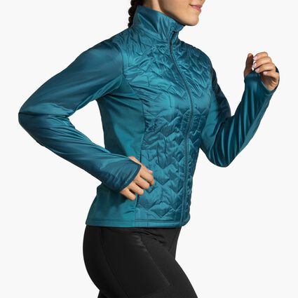 Brooks Shield Hybrid Jacket für Damen – Ansicht aus einem Winkel bei Bewegung (Laufband)