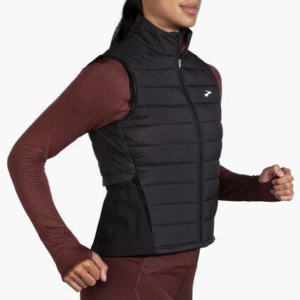 Vue d’angle du mouvement (tapis roulant) Brooks Shield Hybrid Vest 2.0 pour femmes