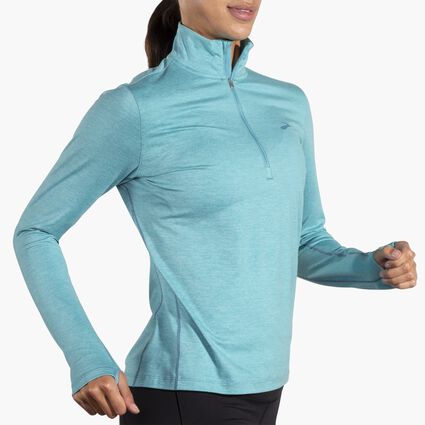 Brooks Dash 1/2 Zip 2.0 für Damen – Ansicht aus einem Winkel bei Bewegung (Laufband)