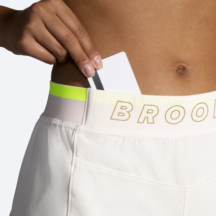 Vue du détail 1 de Brooks Run Within 4" 2-in-1 Short pour femmes