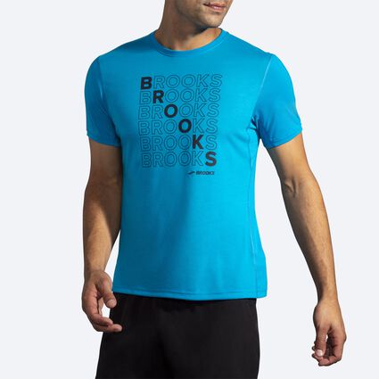 Vue d’angle du modèle (détendu) de Brooks Distance Graphic Short Sleeve pour hommes