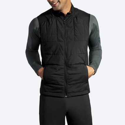 Vue angulaire (détendue) du modèle de Brooks Shield Hybrid Vest pour hommes