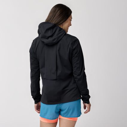 Vue (arrière) du modèle de Brooks High Point Waterproof Jacket 2 pour femmes