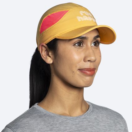 Model (front) view of Brooks Chaser Hat for unisex