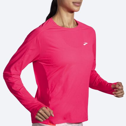 Brooks Sprint Free Long Sleeve 2.0 für Damen – Ansicht aus einem Winkel bei Bewegung (Laufband)