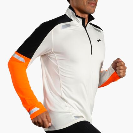 Brooks Run Visible 1/2 Zip 2.0 für Herren – Ansicht aus einem Winkel bei Bewegung (Laufband)
