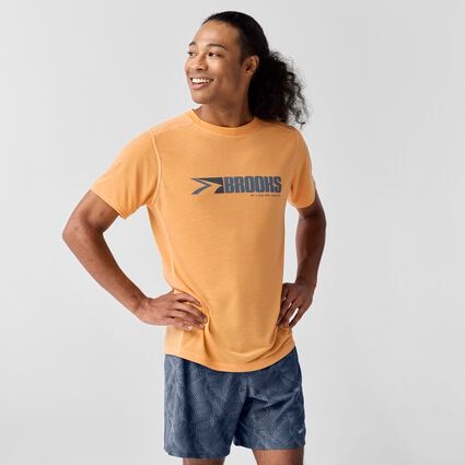 Vista del modelo (frontal) Brooks Distance Short Sleeve 3.0 para hombre