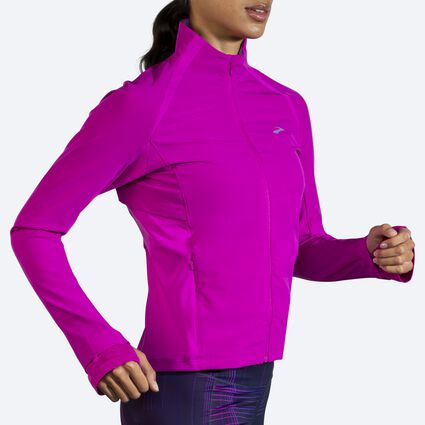 Brooks Fusion Hybrid Jacket für Damen – Ansicht aus einem Winkel bei Bewegung (Laufband)