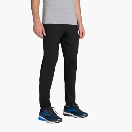 Brooks Spartan Pant für Herren – Model-Ansicht aus einem Winkel (bei Entspannung)