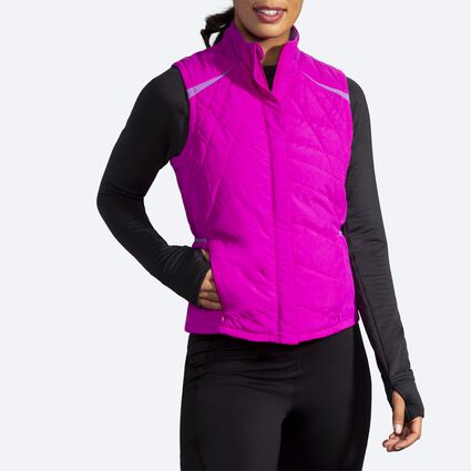 Vista angular (relajada) del modelo Brooks Shield Hybrid Vest para mujer