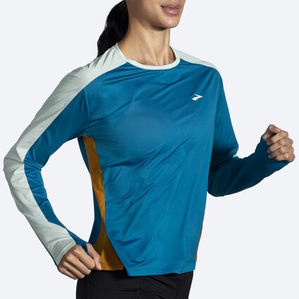 Brooks Sprint Free Long Sleeve 2.0 für Damen – Ansicht aus einem Winkel bei Bewegung (Laufband)