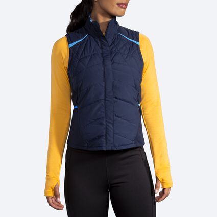 Vue (avant) du modèle de Brooks Shield Hybrid Vest pour femmes