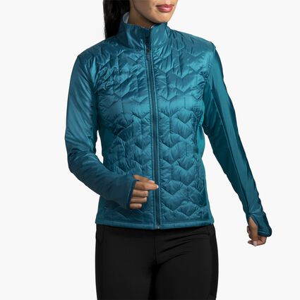 Vista angular (relajada) del modelo Brooks Shield Hybrid Jacket para mujer