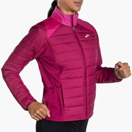 Brooks Shield Hybrid Jacket 2.0 für Damen – Ansicht aus einem Winkel bei Bewegung (Laufband)