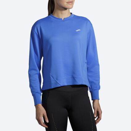 Vue (avant) du modèle de Brooks Run Within Sweatshirt pour femmes