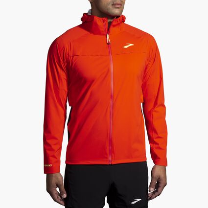 Vista (anteriore) del modello di Brooks High Point Waterproof Jacket da uomo