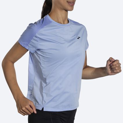 Brooks Sprint Free Short Sleeve 2.0 für Damen – Ansicht aus einem Winkel bei Bewegung (Laufband)