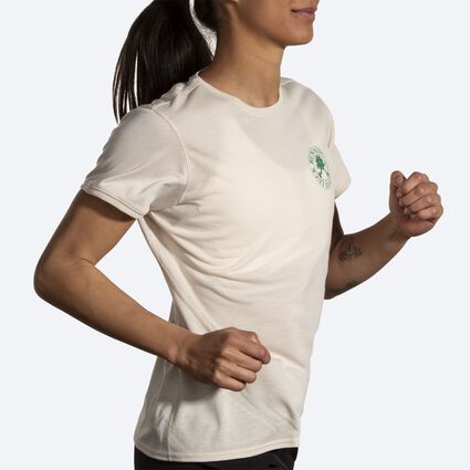 Brooks Distance Short Sleeve 3.0 für Damen – Ansicht aus einem Winkel bei Bewegung (Laufband)