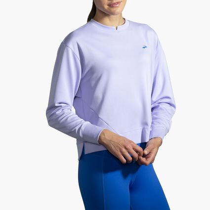 Brooks Run Within Sweatshirt für Damen – Model-Ansicht aus einem Winkel (bei Entspannung)