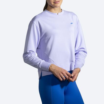 Brooks Run Within Sweatshirt für Damen – Model-Ansicht aus einem Winkel (bei Entspannung)