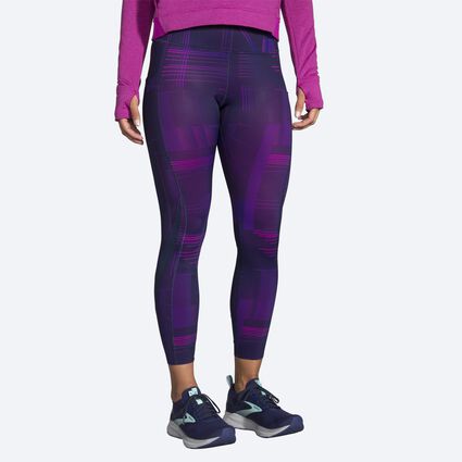 Model angle (relaxed) view of Brooks Method 7/8 Tight for women