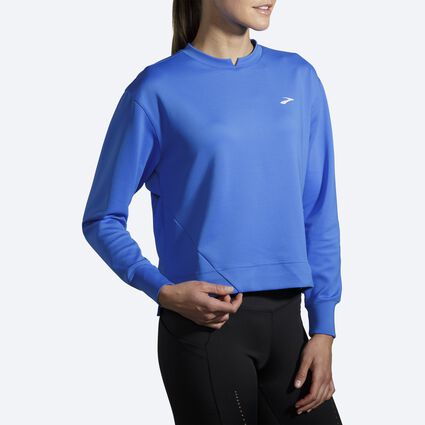 Vue angulaire (détendue) du modèle de Brooks Run Within Sweatshirt pour femmes
