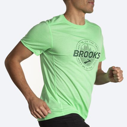 Brooks Distance Short Sleeve 3.0 für Herren – Ansicht aus einem Winkel bei Bewegung (Laufband)