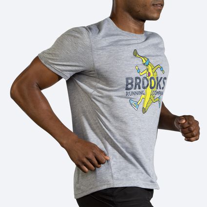 Brooks Distance Graphic Short Sleeve für Herren – Ansicht aus einem Winkel bei Bewegung (Laufband)