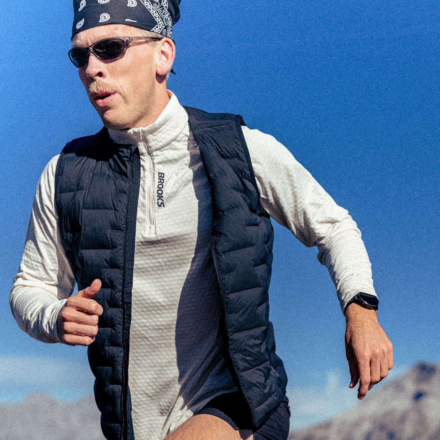 Open Momentum Thermal Vest image number 9 inside the gallery