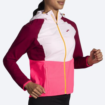 Brooks Canopy Jacket für Damen – Ansicht aus einem Winkel bei Bewegung (Laufband)