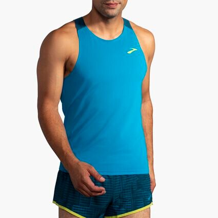 Vista angular (relajada) del modelo Brooks Atmosphere Singlet para hombre