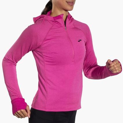 Brooks Notch Thermal Hoodie 2.0 für Damen – Ansicht aus einem Winkel bei Bewegung (Laufband)