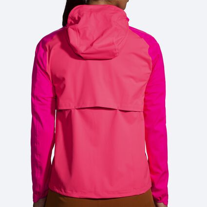Vista (posteriore) del modello di Brooks High Point Waterproof Jacket da donna