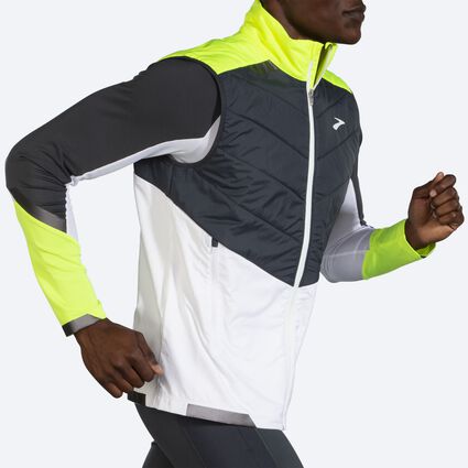 Brooks Run Visible Insulated Vest für Herren – Ansicht aus einem Winkel bei Bewegung (Laufband)