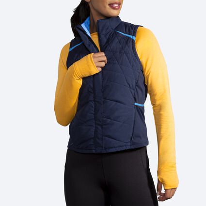 Vista angolare (rilassata) del modello di Brooks Shield Hybrid Vest da donna