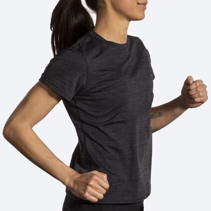 Brooks Luxe Short Sleeve für Damen – Ansicht aus einem Winkel bei Bewegung (Laufband)