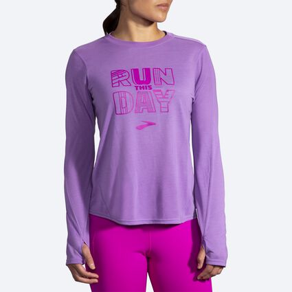 Vista del modelo (frontal) Brooks Distance Graphic Long Sleeve para mujer