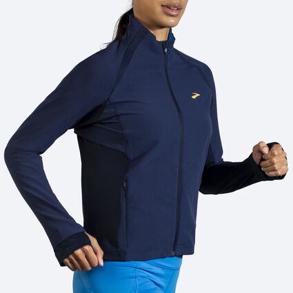 Brooks Fusion Hybrid Jacket für Damen – Ansicht aus einem Winkel bei Bewegung (Laufband)