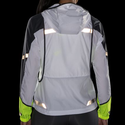 Vista del detalle 7 de Brooks Run Visible Convertible Jacket para mujer