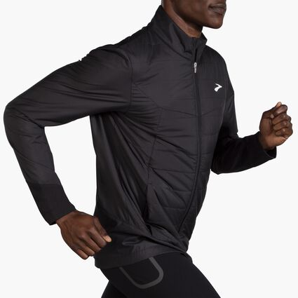 Brooks Shield Hybrid Jacket 2.0 für Herren – Ansicht aus einem Winkel bei Bewegung (Laufband)