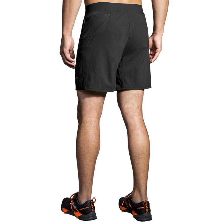 The Brooks Cascadia 7" 2in1 Short gives you durability that holds its ground while you sling