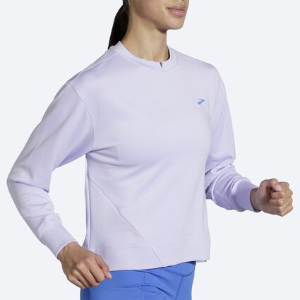 Brooks Run Within Sweatshirt für Damen – Ansicht aus einem Winkel bei Bewegung (Laufband)