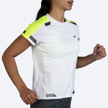 Brooks Run Visible Short Sleeve für Damen – Ansicht aus einem Winkel bei Bewegung (Laufband)