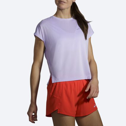 Vue d’angle du modèle (détendu) de Brooks Sprint Free Short Sleeve pour femmes