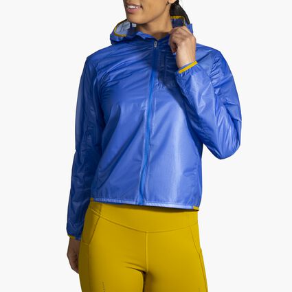 Vista angular (relajada) del modelo Brooks All Altitude Jacket para mujer