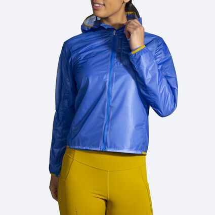 Vue angulaire (détendue) du modèle de Brooks All Altitude Jacket pour femmes